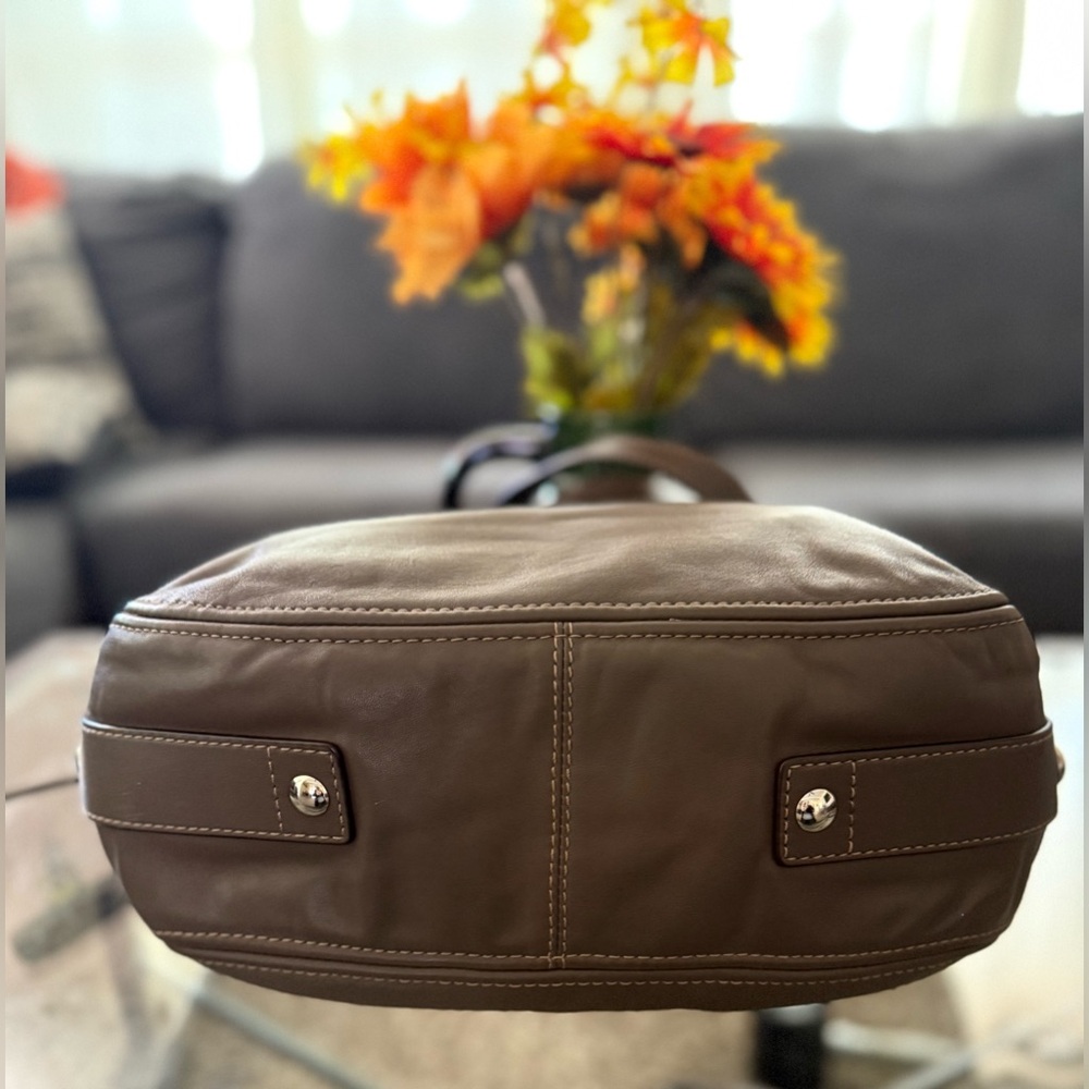 The Coach F14706 is a vintage-style large "Zoe" hobo shoulder bag - Picture 11 of 13